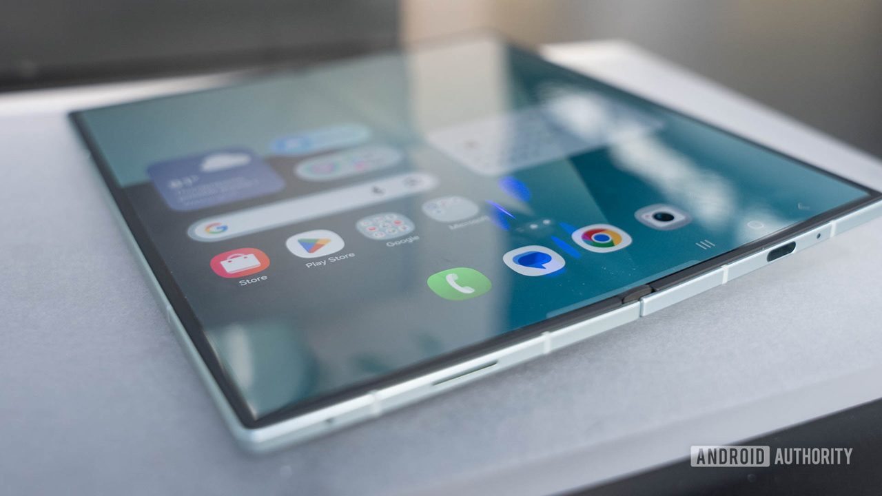 Galaxy Z Fold 8 Kırışıklık Sorununu Çözmek Üzere