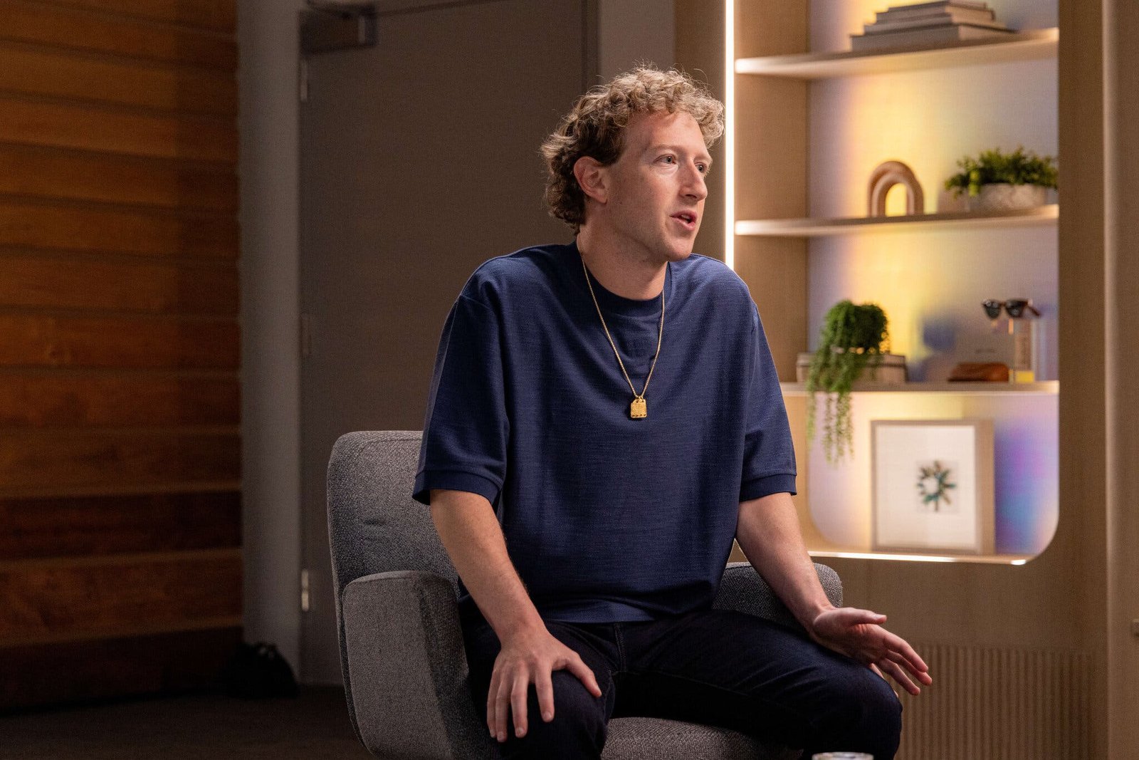 Mark Zuckerberg’den Açık Kaynaklı Yapay Zeka Çağrısı Meta CEO'su Mark Zuckerberg, yapay zekanın geleceği için açık kaynaklı bir yaklaşımın önemini vurgulayarak, teknolojinin herkese açık ve erişilebilir olması gerektiğini savunuyor.